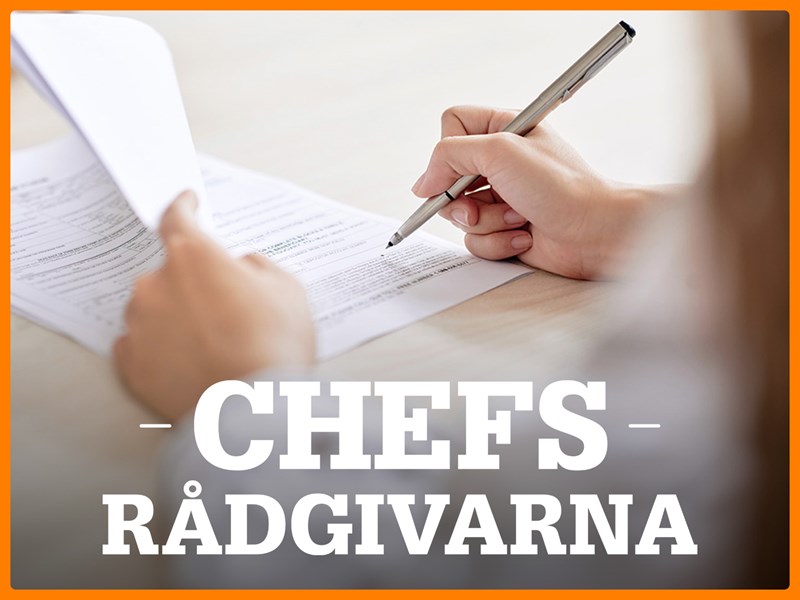 Händer som håller i penna och papper. Text: Chefsrådgivarna.