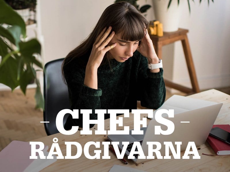 Chef framför laptop. Text: Chefsrådgivarna.