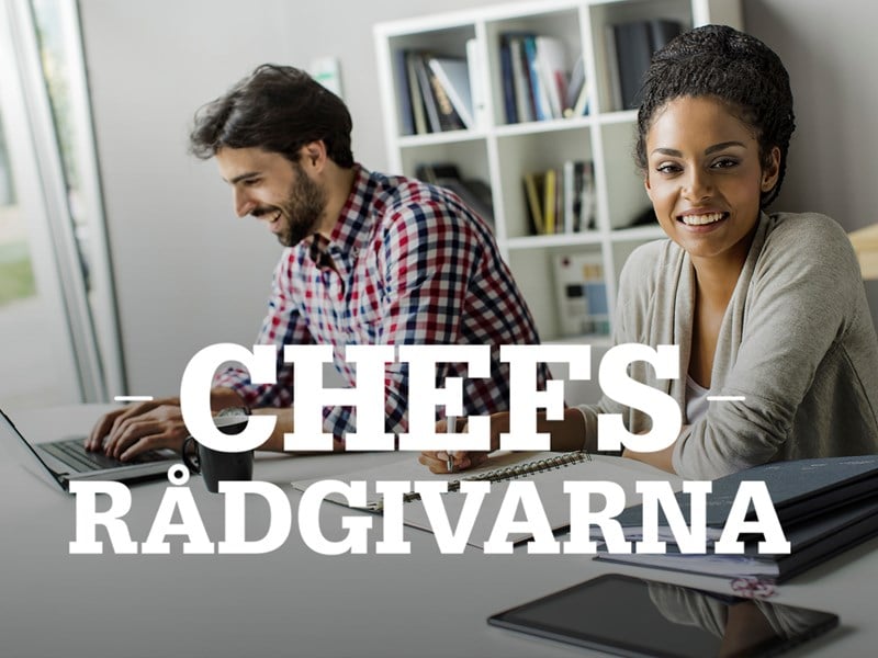 Två människor vid skrivbord och text: Chefsrådgivarna.